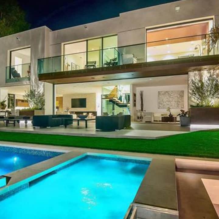 Lakers co-owner Jesse Buss lists Los Angeles mansion for $10.9 million