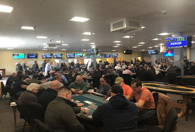Many players in poker room