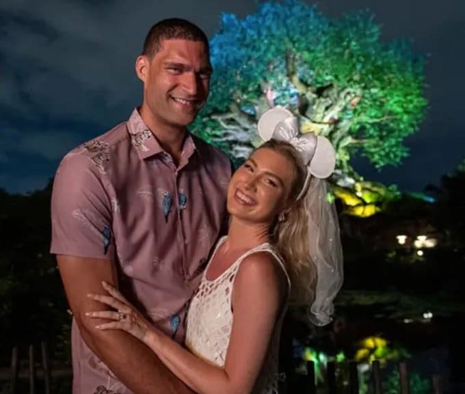 Bucks' Brook Lopez proposes to girlfriend Hailee Strickland in Animal Kingdom at Disney World