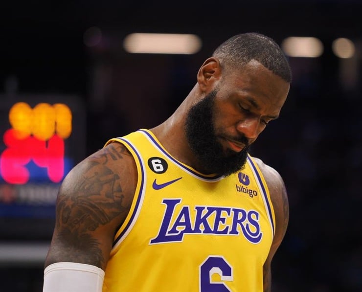 Lakers forward LeBron James plans to play through foot injury