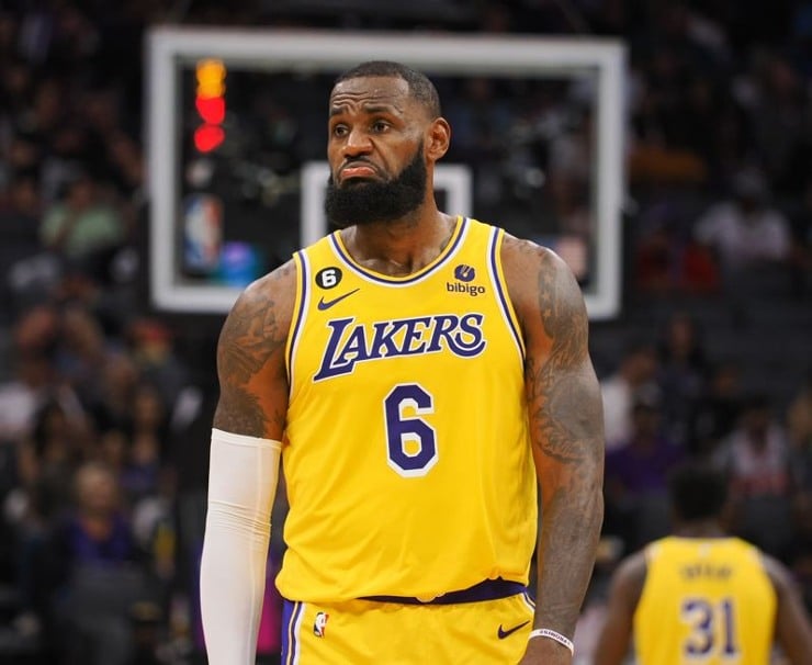 LeBron James diagnosed with left adductor strain, day-to-day status