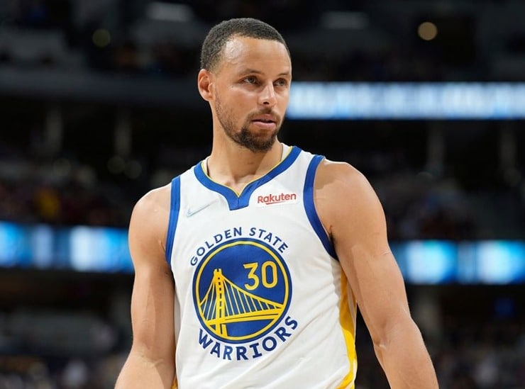 Warriors guard Stephen Curry injures left shoulder in 125-119 loss to Pacers