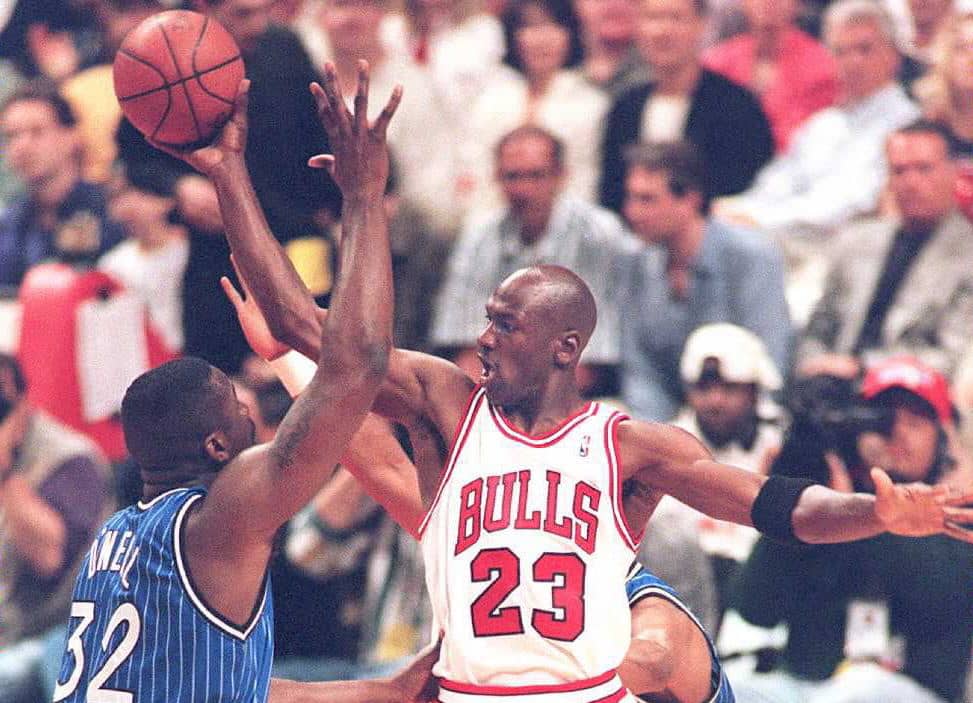 Michael Jordan of the Chicago Bulls (R) passes the