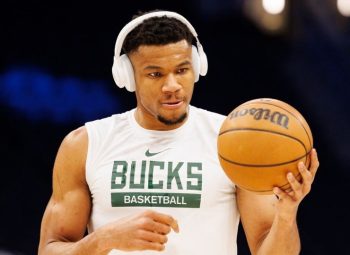 Giannis Antetokounmpo first Bucks player to log 30 points, 10 rebounds in under 25 minutes