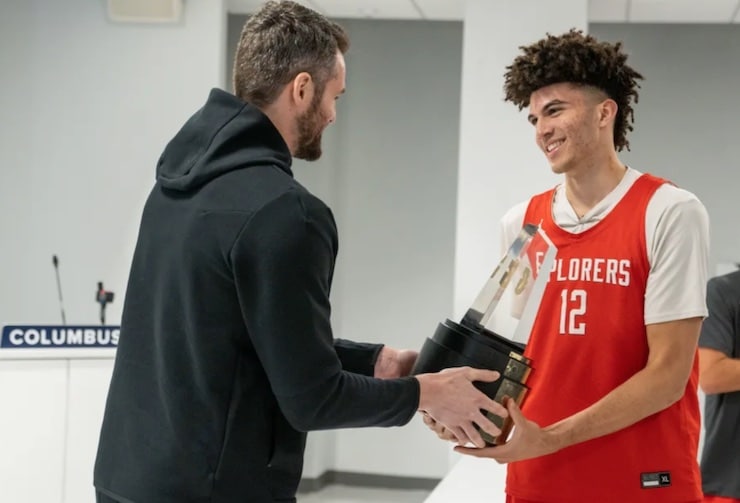 WATCH: Kevin Love Present Cameron Boozer with the Gatorade Florida High School Basketball Player of the Year Award