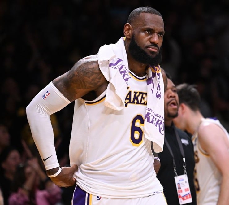 Lakers LeBron James logs 80th 30-point game after turning 35 years old, ties Karl Malone for most in NBA history