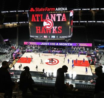 Atlanta Hawks Fan Fails to Win $500 Prize After Opening 9 of 10 Briefcases With No Prize